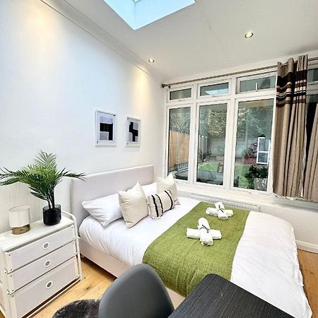 Modern Room In Spacious Home London Kültér fotó