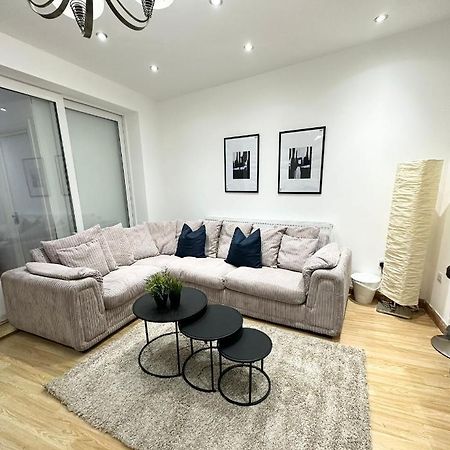 Modern Room In Spacious Home London Kültér fotó