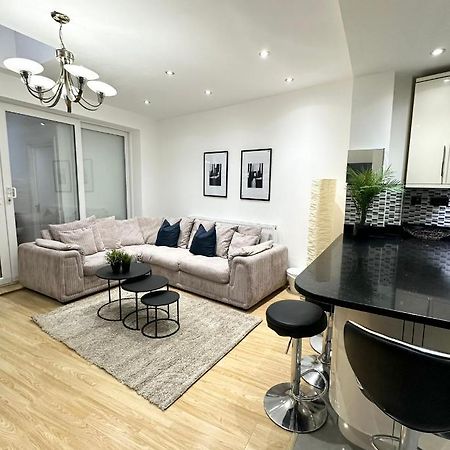 Modern Room In Spacious Home London Kültér fotó