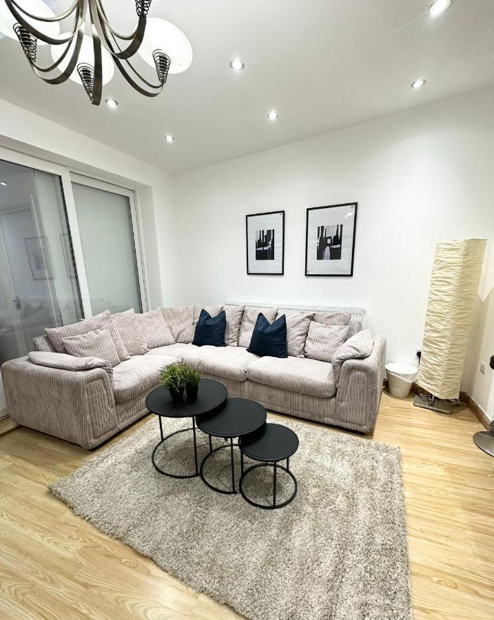 Modern Room In Spacious Home London Kültér fotó