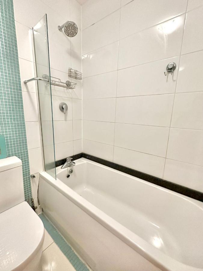 Modern Room In Spacious Home London Kültér fotó