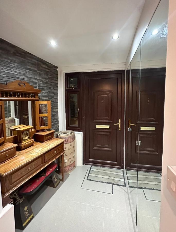 Modern Room In Spacious Home London Kültér fotó